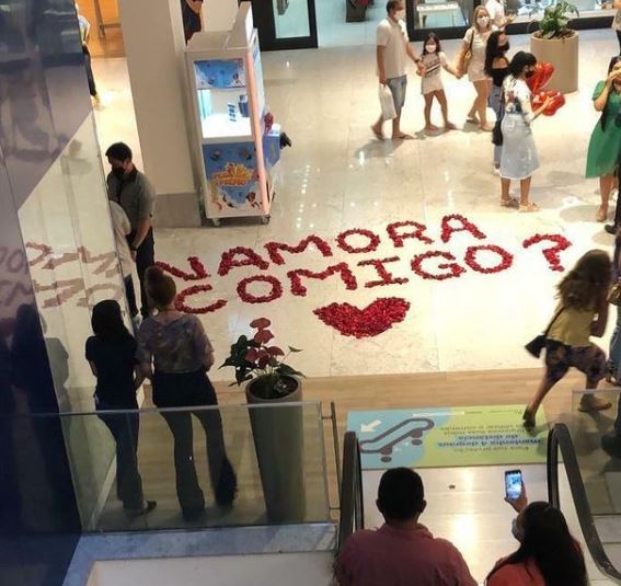 Jovem é pedida em namoro dentro de shopping